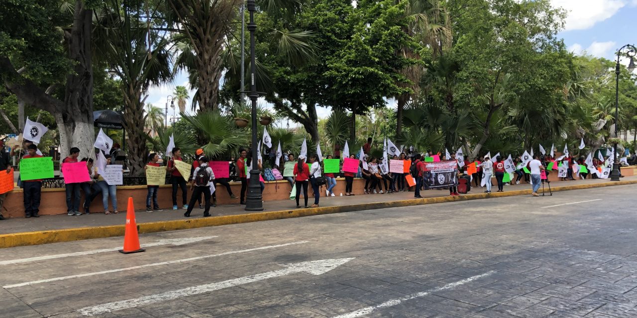 Con “cadena humana” presionan por becas federales (Vídeo)