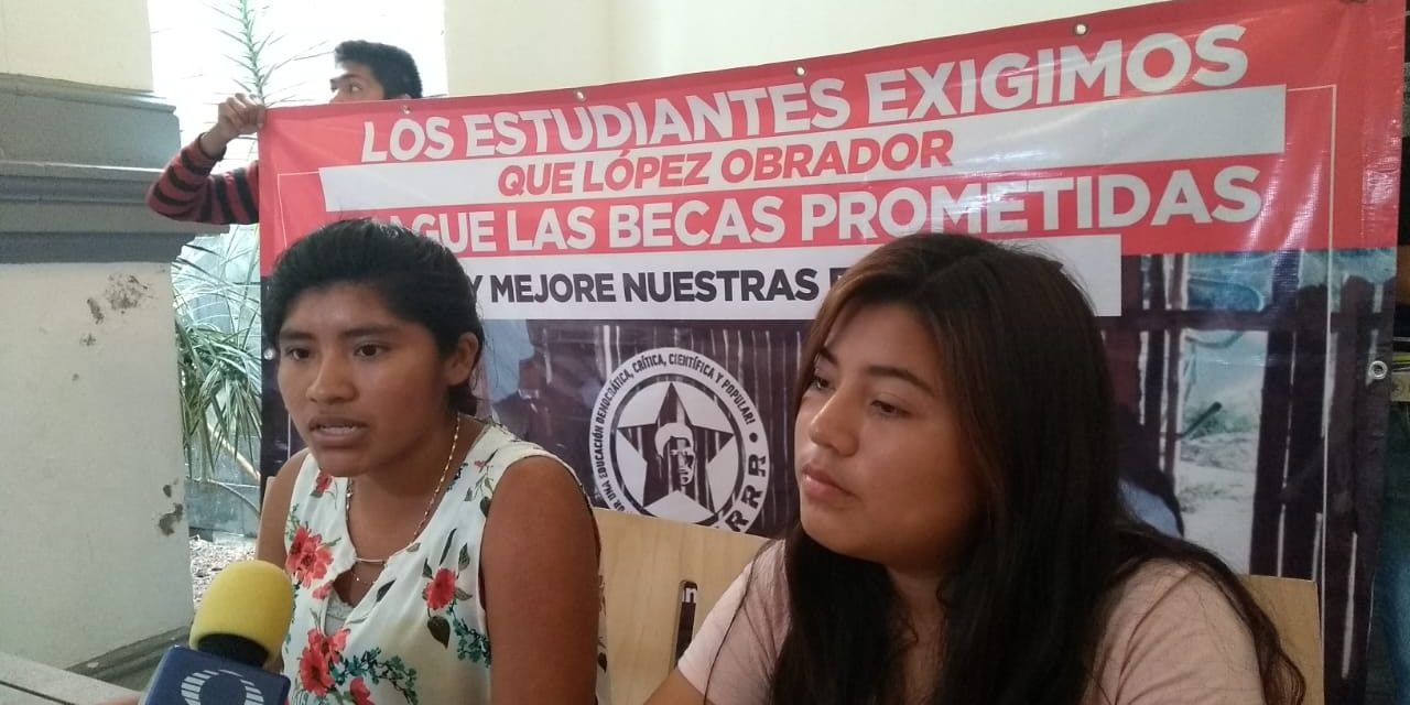 Critican estudiantes incumplimiento en programa de becas