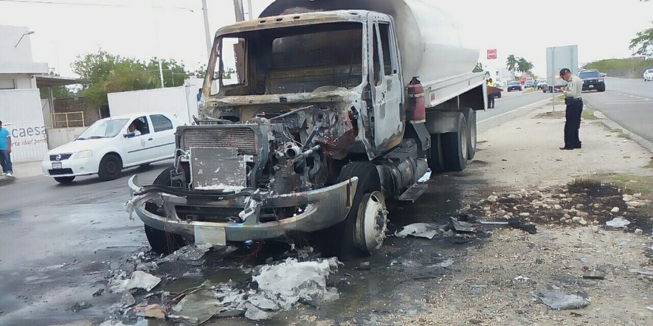 Incendio de pipa dejó maloliente el puente de Los Héroes