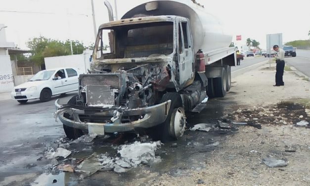 Incendio de pipa dejó maloliente el puente de Los Héroes