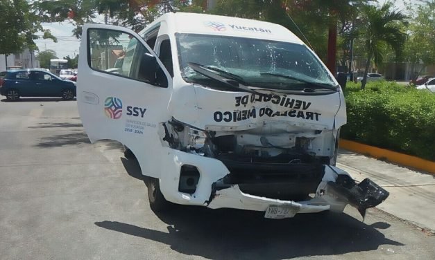 Policía en ambulancia, con enfermos a consulta, choca en la Itzáes