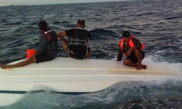 Vuelca lancha y quedan a la deriva a 16 kilómetros de Progreso