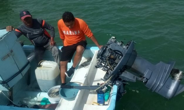 Rescatados frente a Progreso dos pescadores en lancha sin propulsión