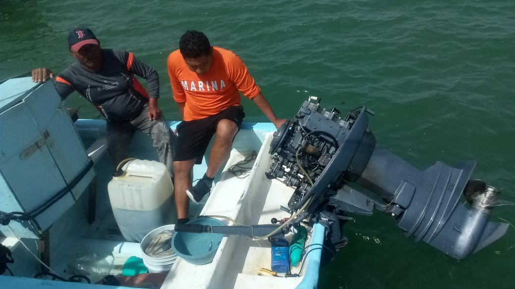 Rescatados frente a Progreso dos pescadores en lancha sin propulsión