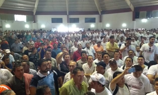 Caos y conatos de violencia “revientan” asamblea de taxistas (Video)