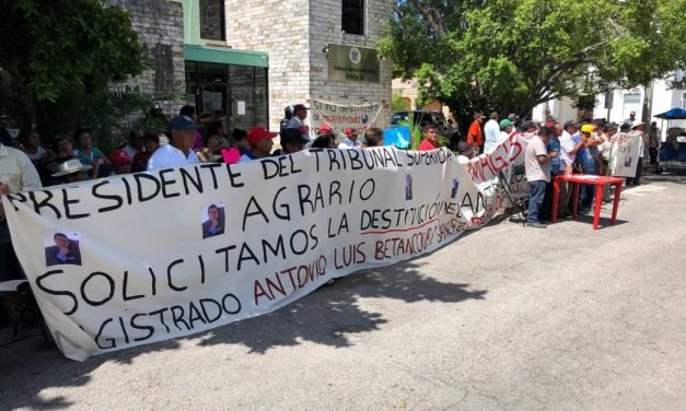 Ejidatarios mantienen plantón ante Tribunal Agrario en Mérida