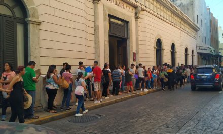 Largas filas y líos por pago de becas Benito Juárez en Yucatán