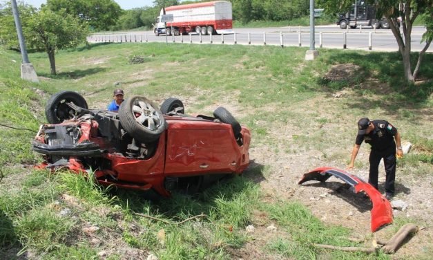 Fiesta de domingo termina con volcadura y auto ‘destrozado’