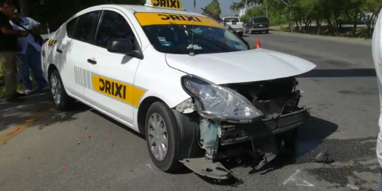 Mujer taxista destroza Versa y Vento (Video)