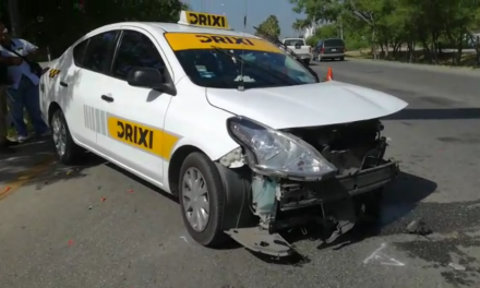 Mujer taxista destroza Versa y Vento (Video)