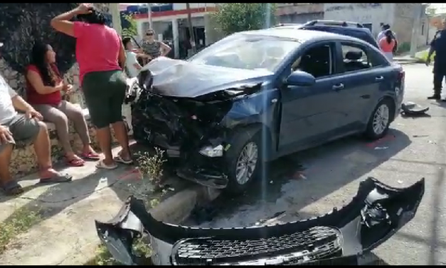 Con camioneta sin seguro destruye otro automóvil (Video)