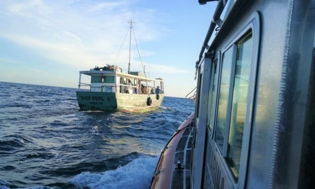 Pesca, se rompe la espalda y lo rescatan a casi 89 km mar adentro