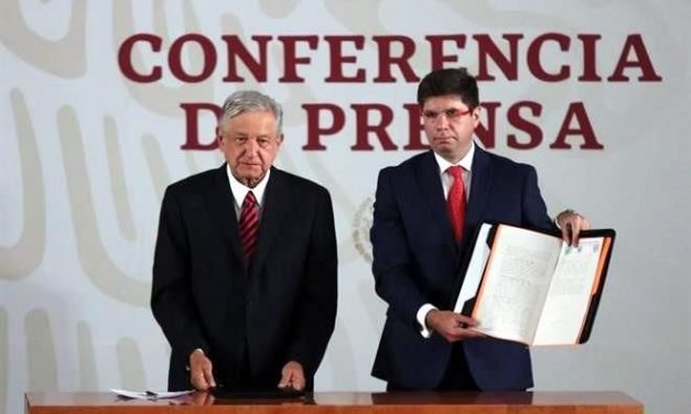 Firma AMLO ante notario documento de No Reelección