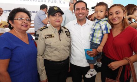 Inicia entrega de becas universitarias para hijos de policías yucatecos