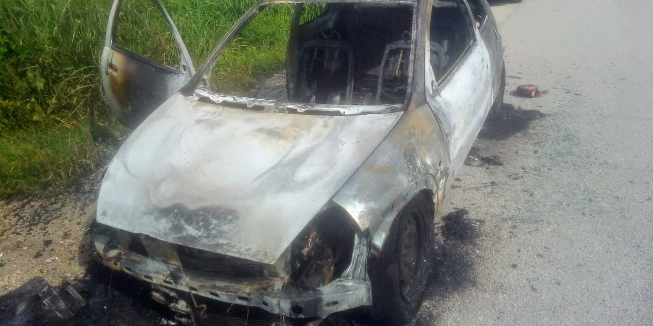 Sale auto del taller, se lo lleva y se quema