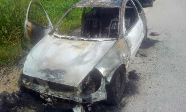 Sale auto del taller, se lo lleva y se quema