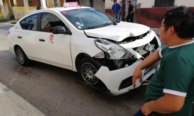 Otra de taxistas: dormita y choca auto estacionado en vía pública
