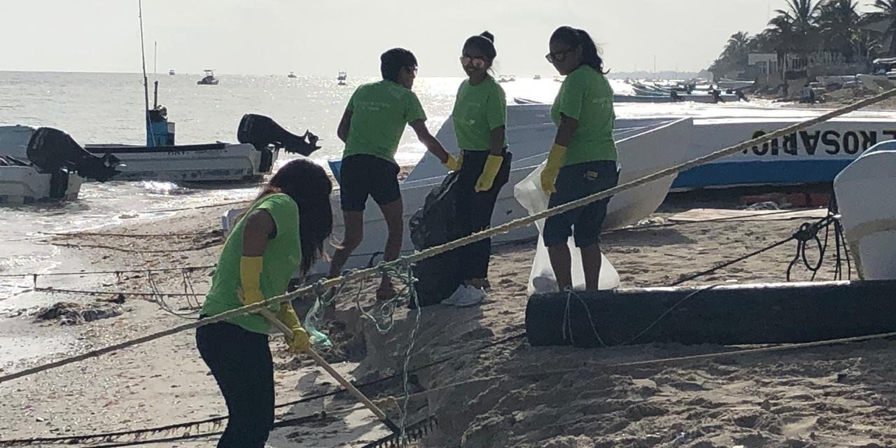 Tres mil voluntarios limpian playas en costa yucateca