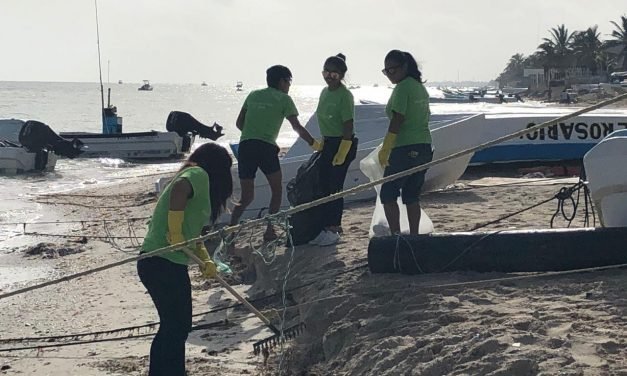 Tres mil voluntarios limpian playas en costa yucateca