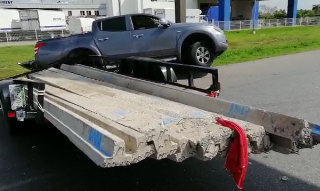 Pierde equilibrio remolque con vigas y salen disparados de camioneta (Video)