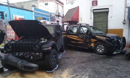 Ebrio choca contra patrulla en centro de Mérida; dos lesionados