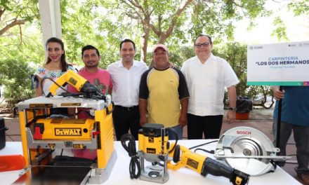 Mauricio Vila entrega maquinaria y equipos a pequeños negocios