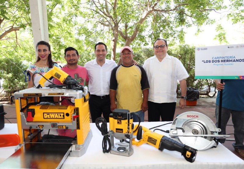 Mauricio Vila entrega maquinaria y equipos a pequeños negocios