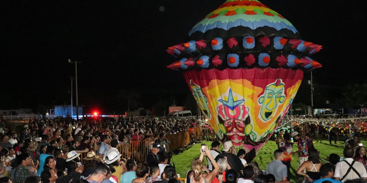 Primer Festival Globo Maya de Tahmek: luces y figuras en cielo