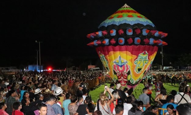Primer Festival Globo Maya de Tahmek: luces y figuras en cielo
