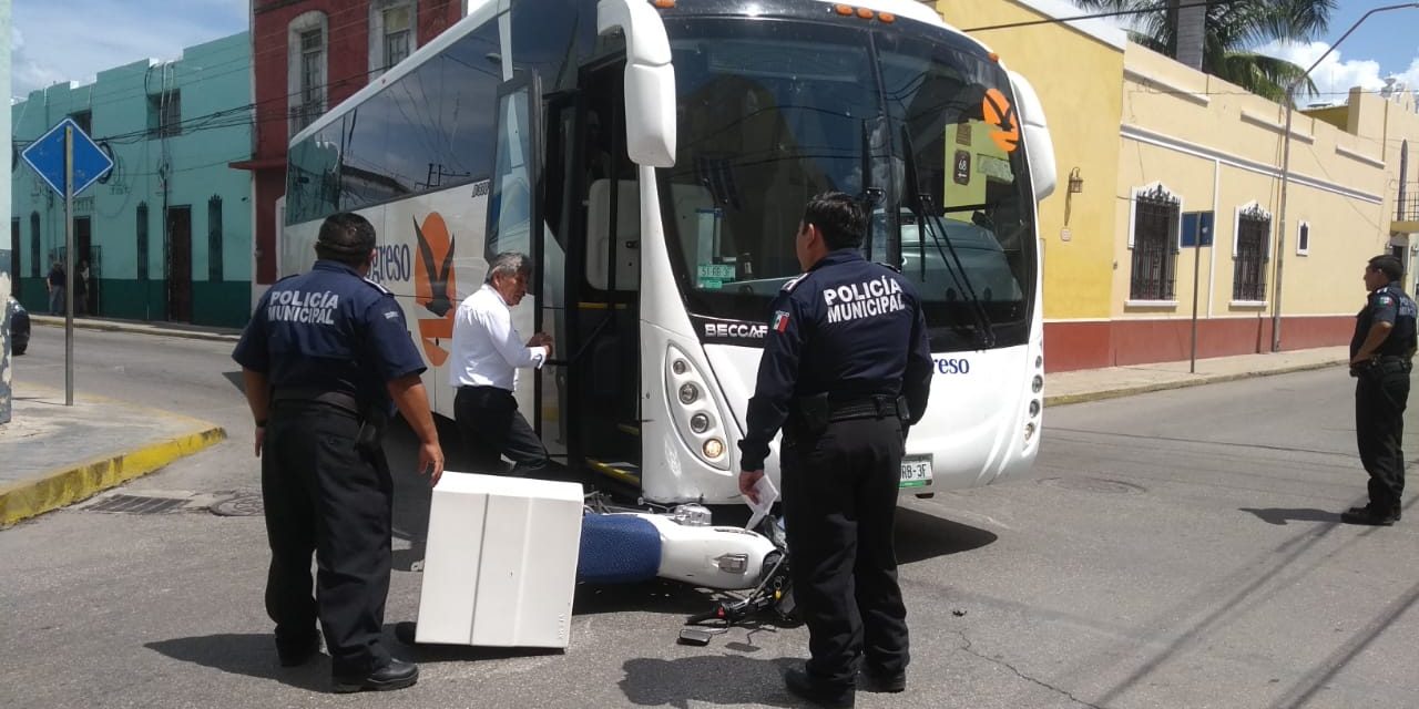 Vive de milagro: lo embiste autobús y resulta con lesiones leves