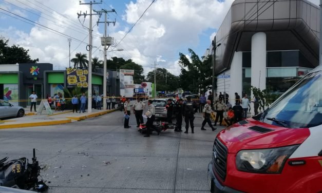 Se vuela alto, embiste y mata a policía; lesionado repartidor de comida
