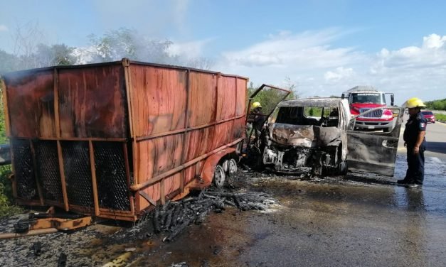 Choque e incendio de camioneta; conductor con quemaduras