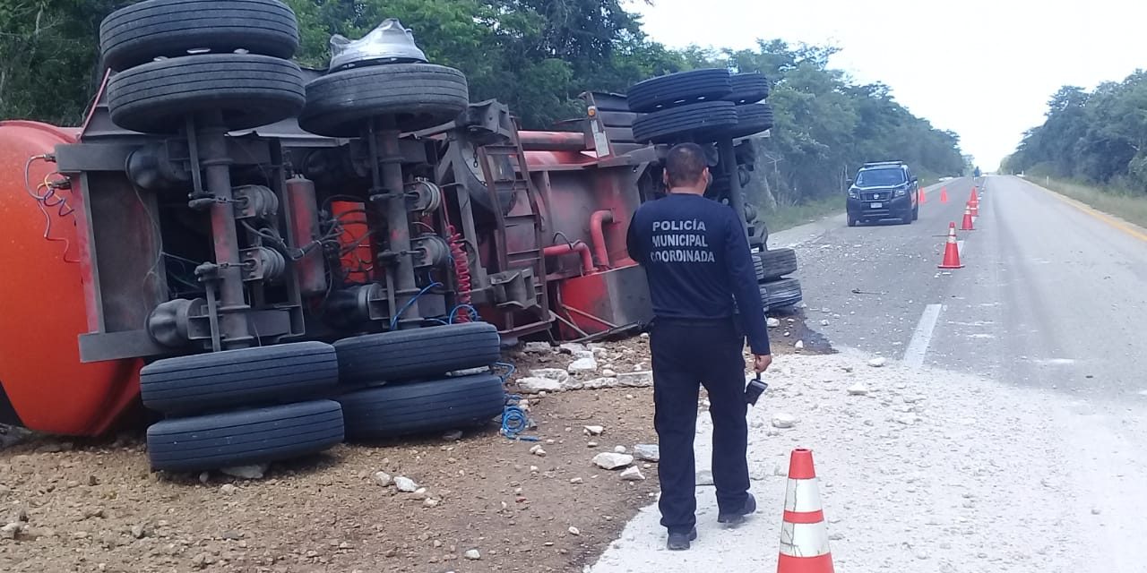 Pipa se desprende de tráiler, vuelca y riega diésel