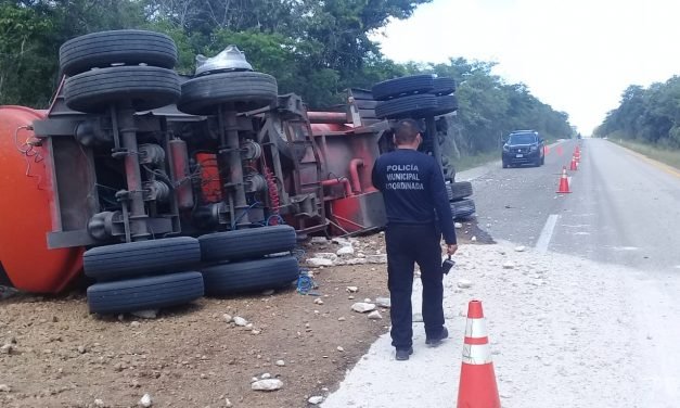 Pipa se desprende de tráiler, vuelca y riega diésel
