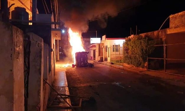 Prenden fuego en palacio municipal de Oxkutzcab y queman patrullas (Video)