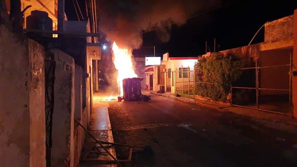 Prenden fuego en palacio municipal de Oxkutzcab y queman patrullas (Video)