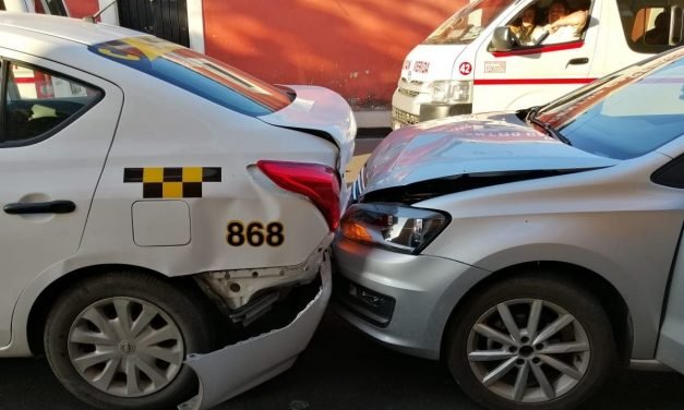 Ebrio reconvenido, intenta engañar a policías y choca contra taxi