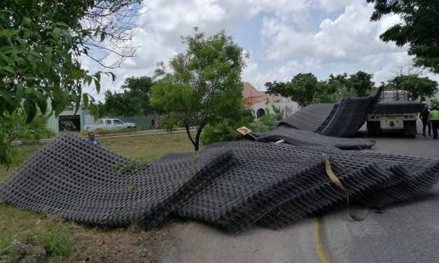 Tráiler tira carga metálica en carretera Mérida-Umán