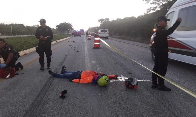 Derrapa motociclista y es arrollado por transporte colectivo