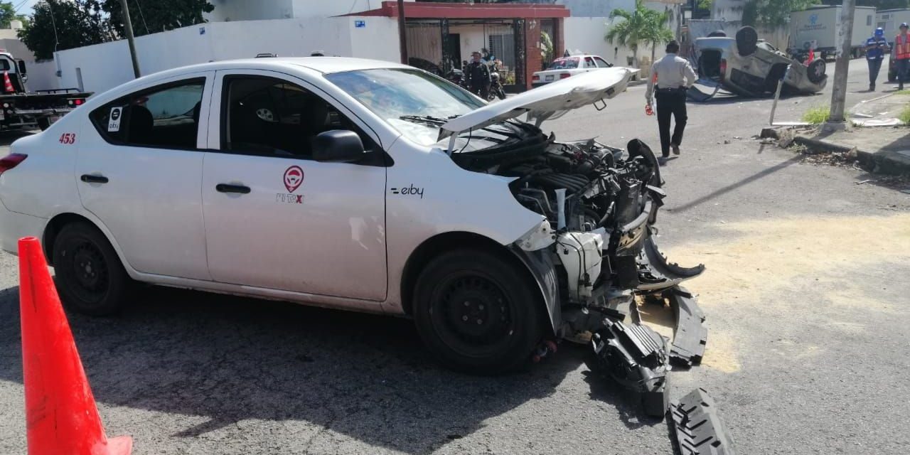 En sentido contrario, taxi con pasajeros no respeta alto y provoca volcadura (Video)