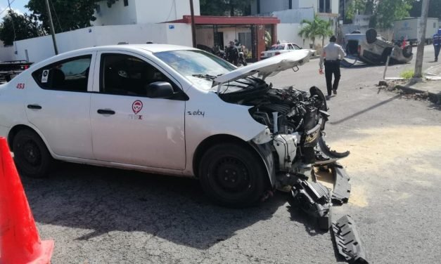 En sentido contrario, taxi con pasajeros no respeta alto y provoca volcadura (Video)