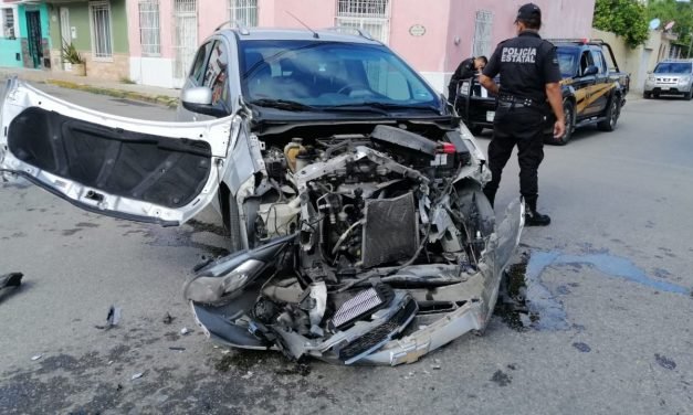 Autobús con pasaje en ‘encontronazo’ contra taxi de Uber (Video)