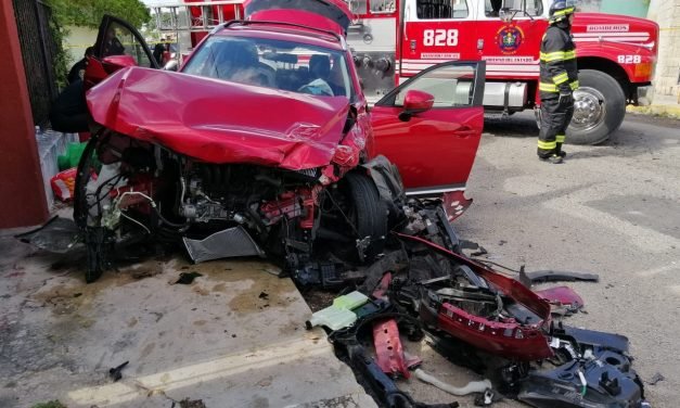 Choca contra autobús repleto de pasajeros y saca ‘la billetera’ (Video)