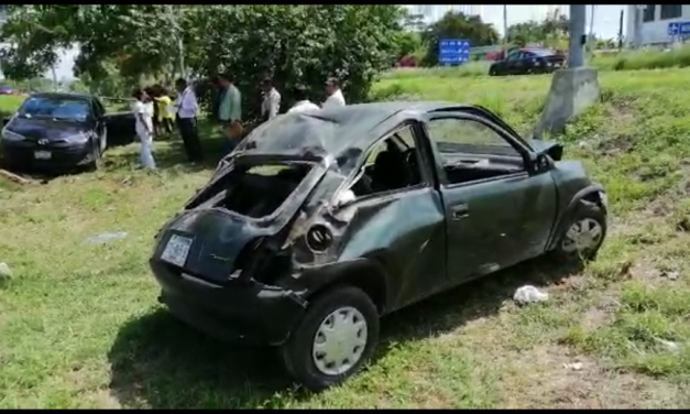 Chocan y terminan en hondonada; uno de ellos sin seguro (Video)