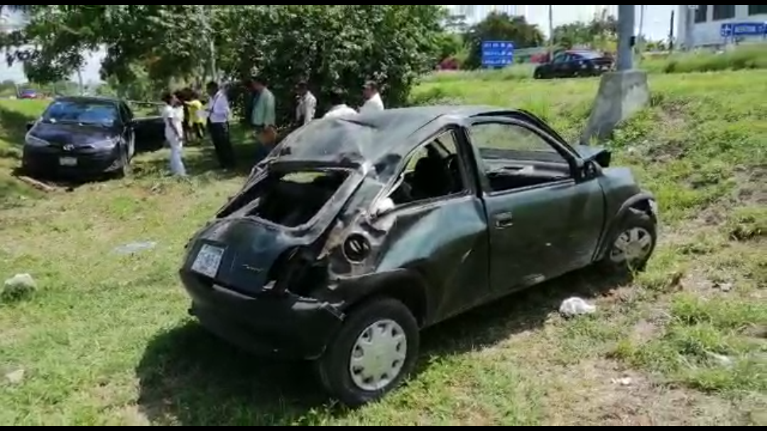 Chocan y terminan en hondonada; uno de ellos sin seguro (Video)