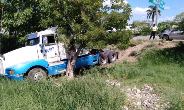 Discuten dos mujeres por choque y casi las embiste tráiler