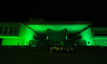 Congreso se ilumina de verde con motivo del Día Mundial del Cáncer Cervicouterino.