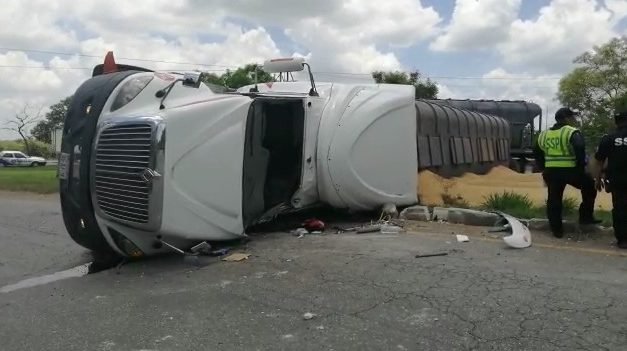 Repleto de carga, pierde equilibrio y se accidenta (Video)