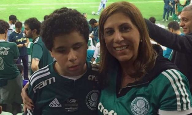 Mujer, nominada a mejor fan por narrar partidos de fútbol a su hijo invidente