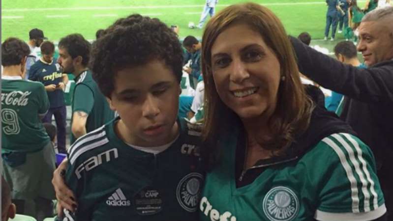 Mujer, nominada a mejor fan por narrar partidos de fútbol a su hijo invidente